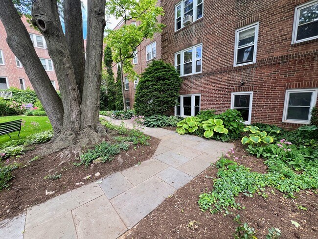 Foto del edificio - 70 Strawberry Hill Ave