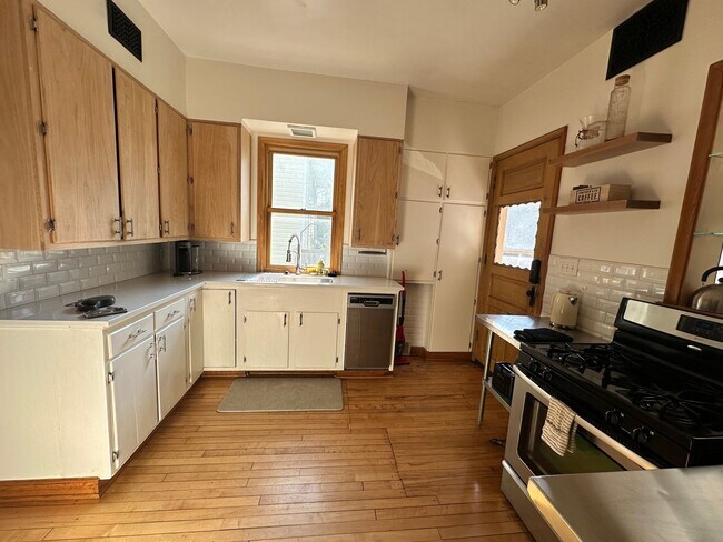 Building Photo - Fully Furnished 3 Bedroom Historic Home in Minneapolis