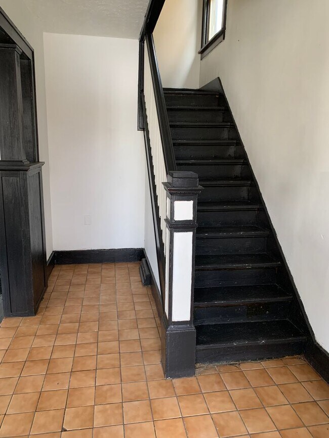 Foto del edificio - 718 Rosswell Ave