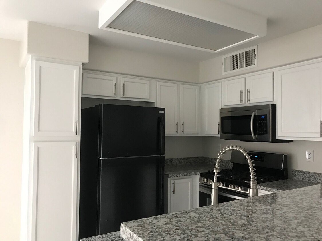 Foto principal - Beautiful 2 bedroom 2 bath upstairs condo