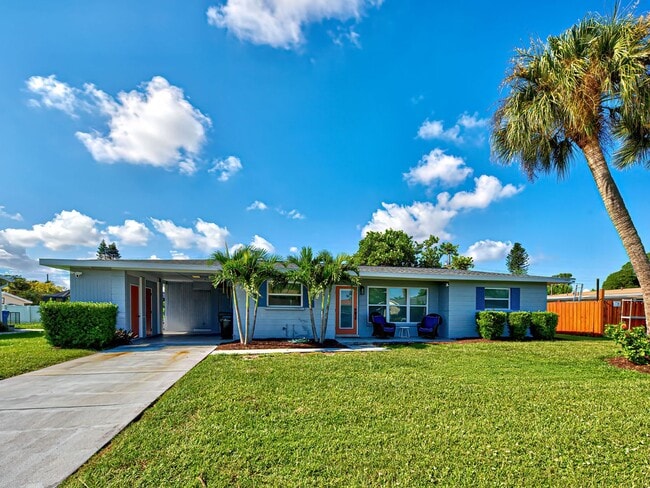 Foto del edificio - Seasonal Rental Near Venice – Pet-Friendly 3 Bed, 2 Bath Home