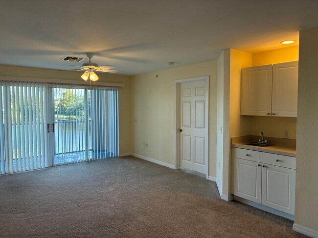 Foto del edificio - Gated Community Gem: Turnkey 2/2 in Emerald Lake First Month Free