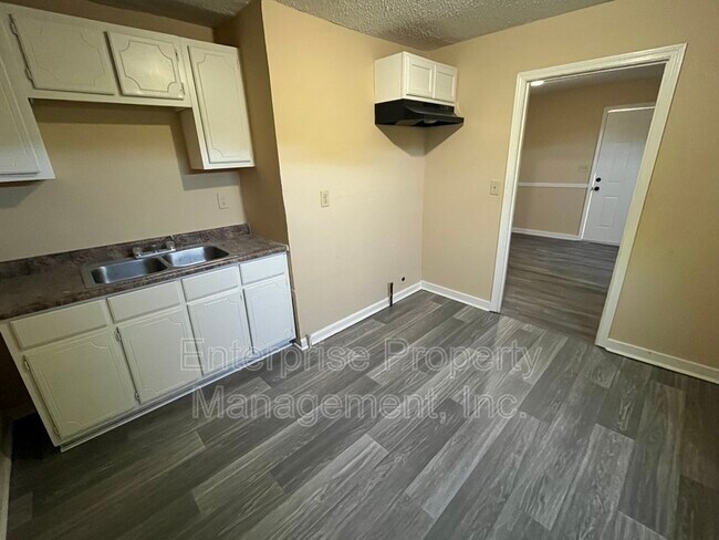 Foto del edificio - 163 W McKellar Ave