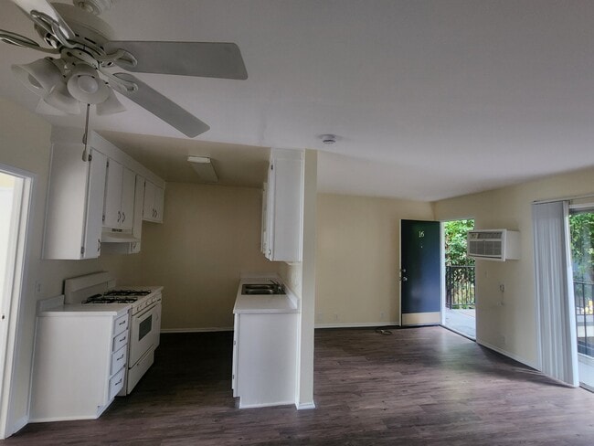 Building Photo - 12745 Vanowen St