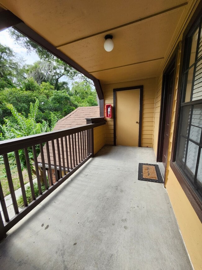 Building Photo - 415 Lakepointe Dr