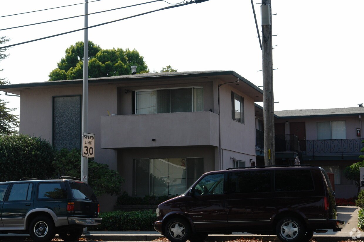 Building Photo - 220 Peninsula Ave