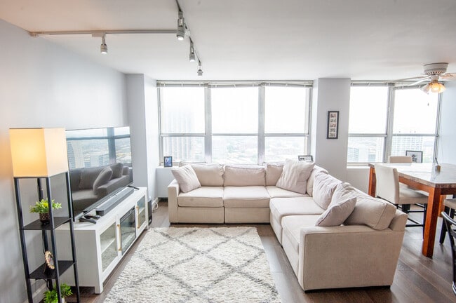 Foto del edificio - 655 W Irving Park Rd