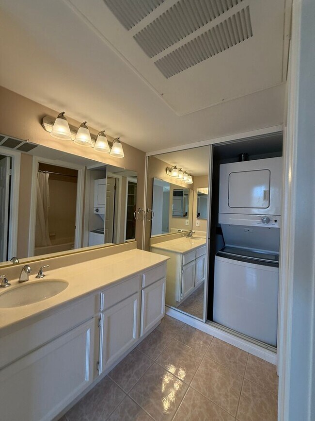Foto del edificio - Beautiful Condo Located in the Heart Of Ca...