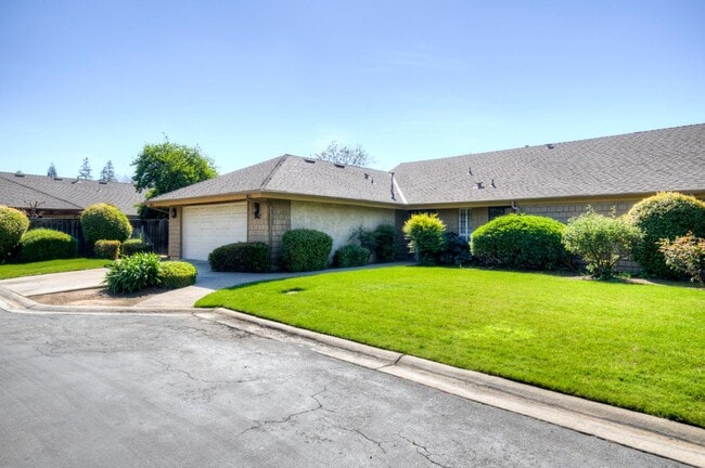 Building Photo - 1067 W Sierra Ave