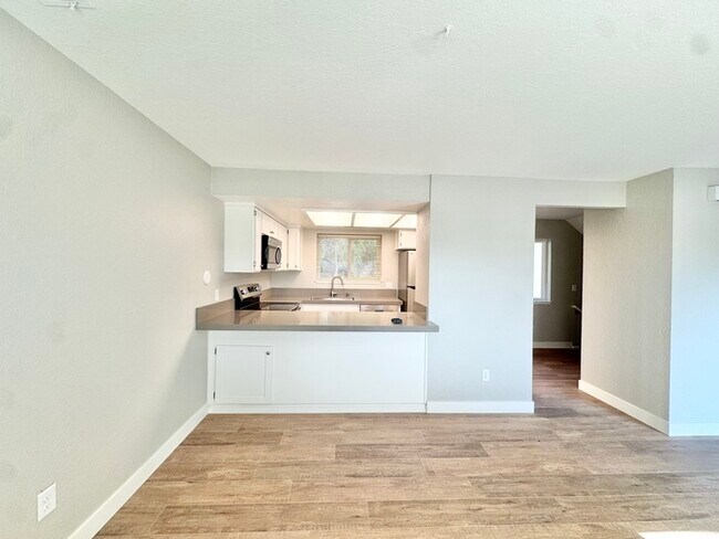 Foto del edificio - Beaitifully updated 2 bedroom 1.5 bathroom...