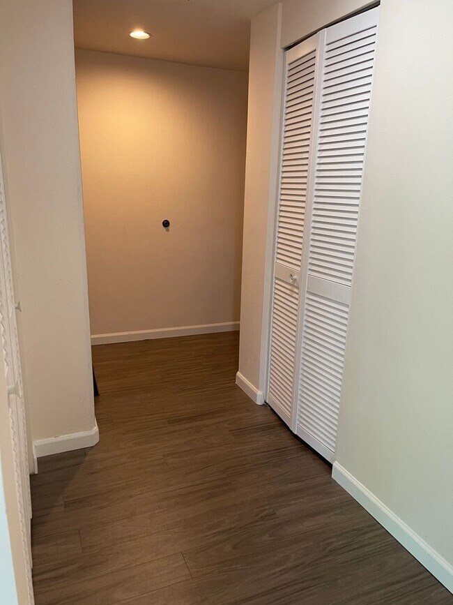 Building Photo - 2 BEDROOMS AND 1.5 BATH CONDO IN DOWNTOWN ...