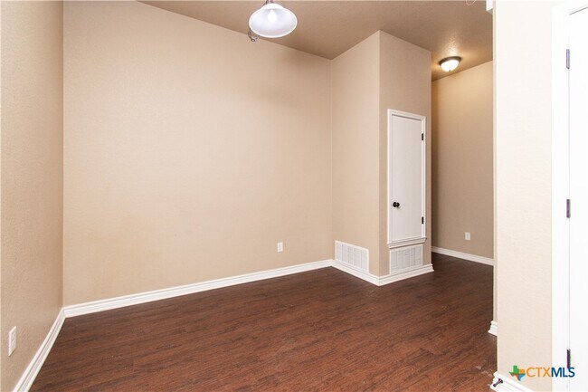 Building Photo - 401 Sladecek Dr