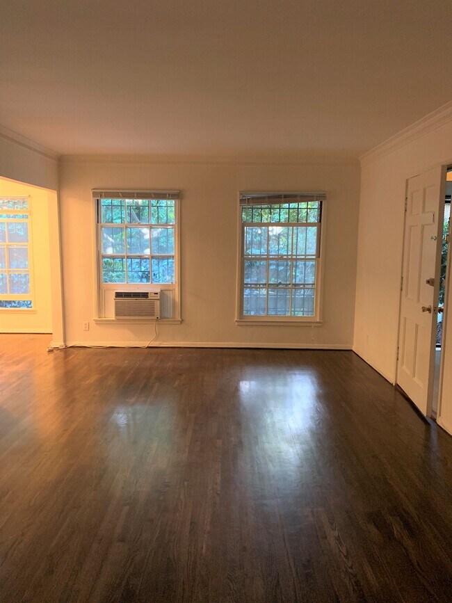 Building Photo - 8575 Holloway Dr