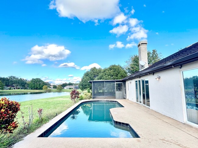Building Photo - Waterfront Pool Home in Waterford Lakes