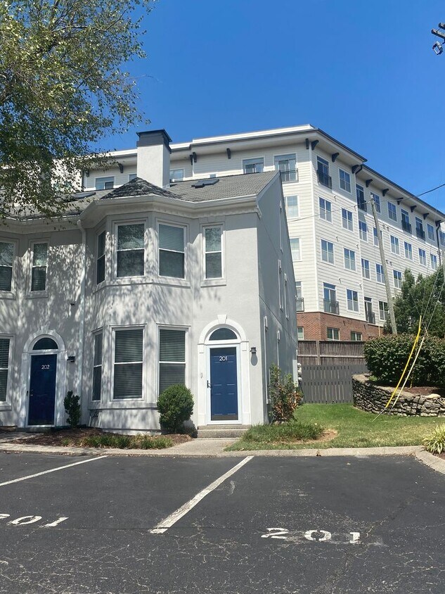 Foto principal - Updated 2 Bedroom Townhome Close to Vandy ...