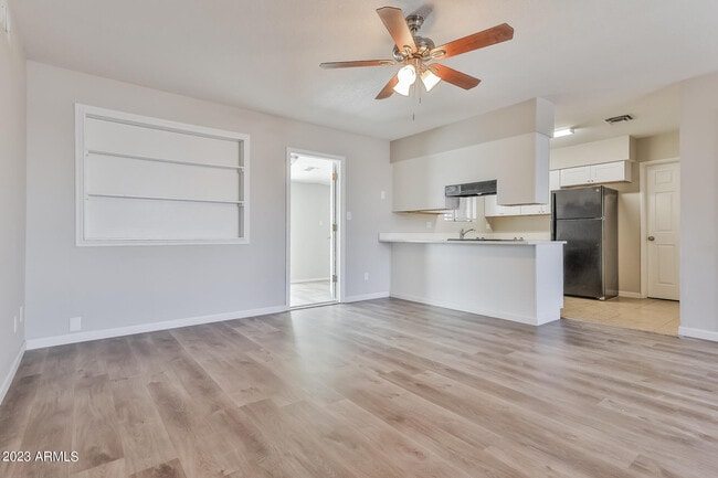 Building Photo - 305 W Ivyglen St