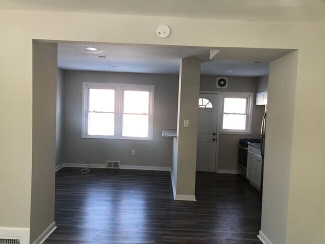Building Photo - 3bedroom 2 full bathroom