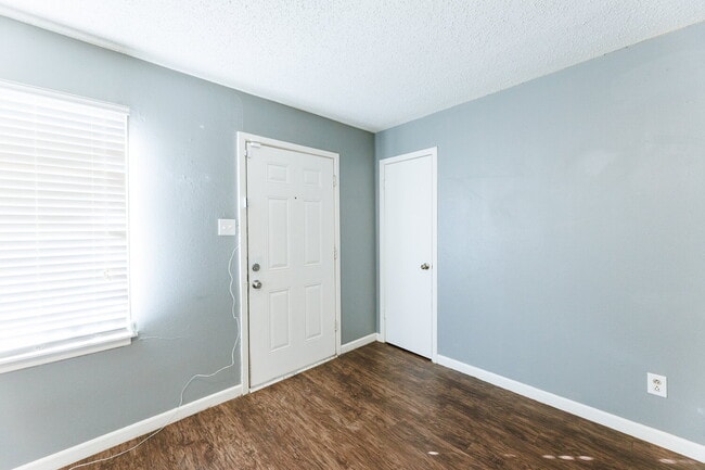 Building Photo - Updated Home Block away from LCU