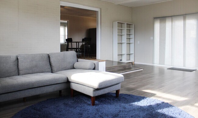 Foto del edificio - Bright and Spacious 3 Bedroom Furnished Rental