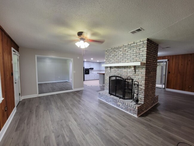 Building Photo - Large 3 bedroom house for rent August 2024...