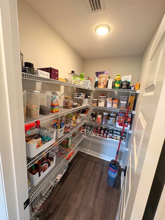 Foto del edificio - Available June!