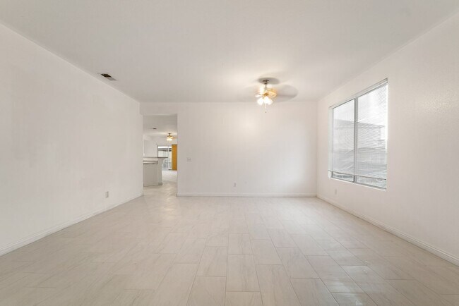 Foto del edificio - Open house today from 1 pm to 2pm sat Dece...