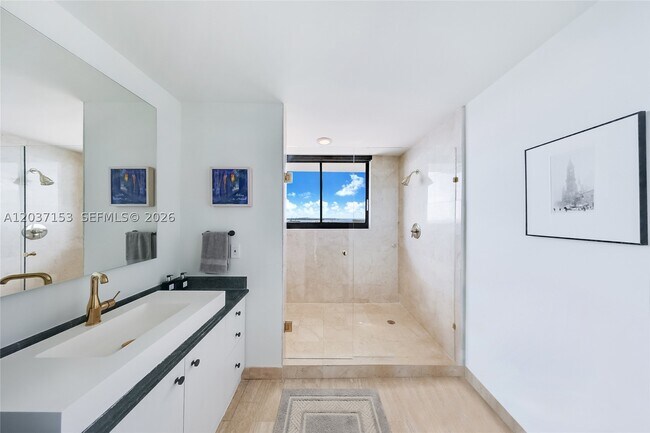 Foto del edificio - 1000 N Venetian Dr