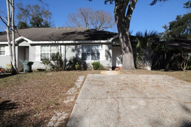 Foto del edificio - Northeast Pensacola 2BR, 2BA End-Unit Townhome Near Davis Hwy & UWF with Stainless Appliances, Fe...