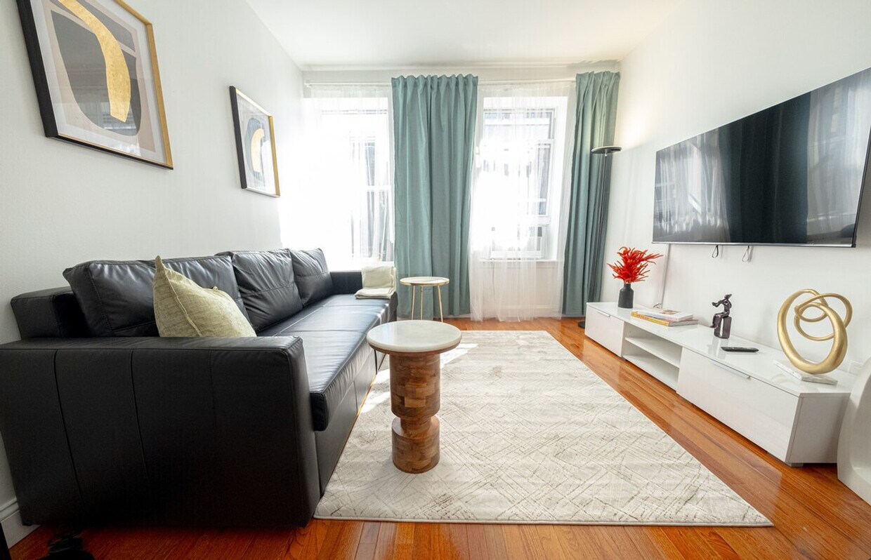 Foto principal - 305 E 95th St