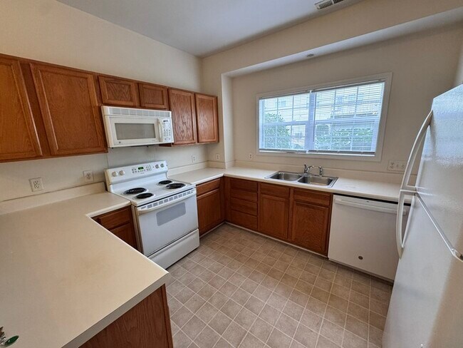 Foto del edificio - HUGE 3 Bed 3.5 Bath 3 Story Town Home, AVAILABLE NOW!