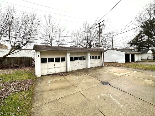 Building Photo - 1478 Genesee Rd