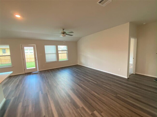 Foto del edificio - 6612 Golden Bough Ln