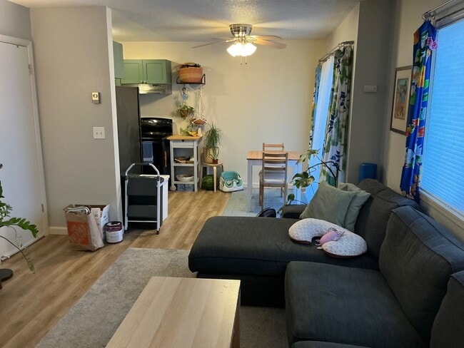 Building Photo - PERFECT COZY NEST