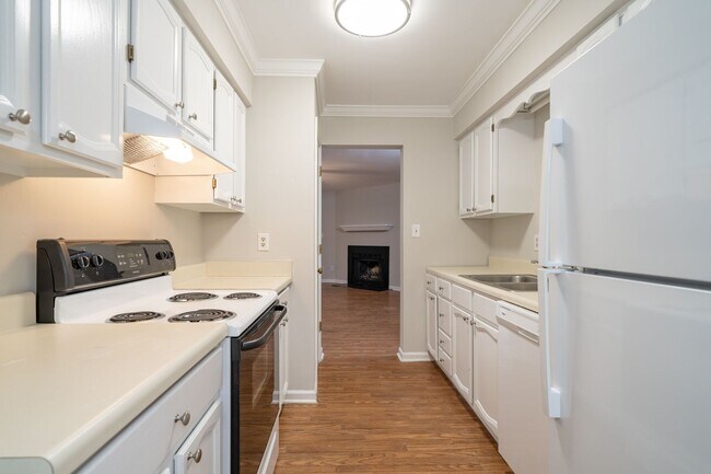 Foto del edificio - Gorgeous 2 Bedroom, 2.5 Bath Townhome in N Raleigh, Lot of updates!  Pet Friendly!