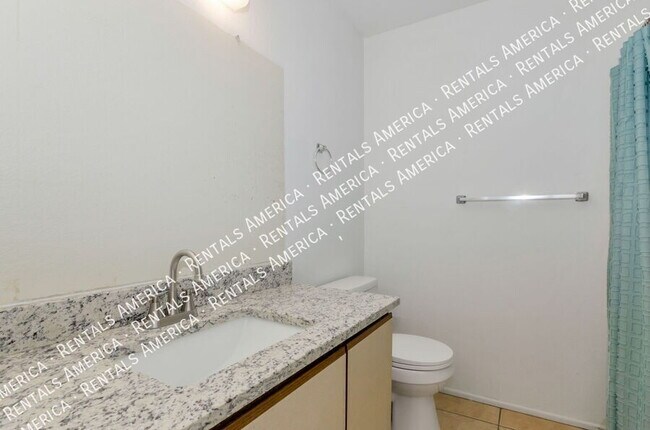 Foto del edificio - 1366 N Riverview Blvd