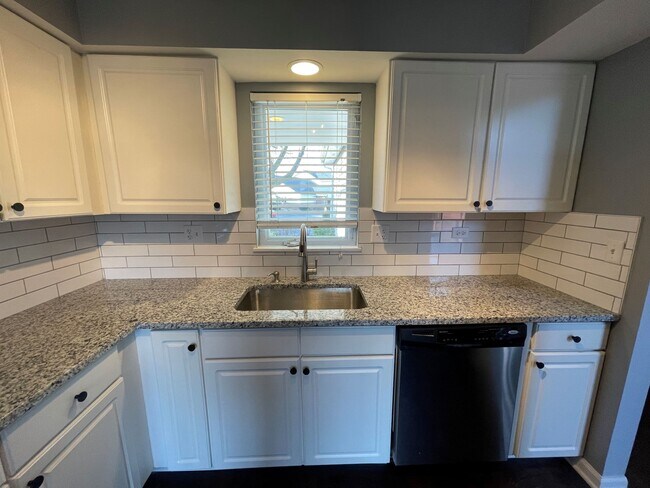 Building Photo - 930 Noel Ct