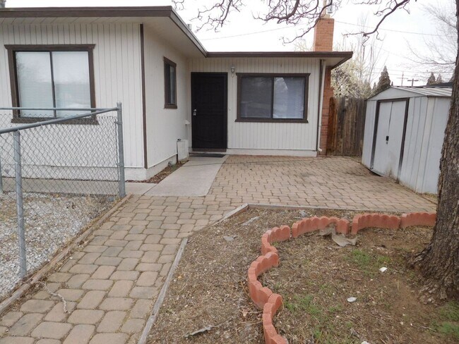 Building Photo - 5 Bedroom , 3 Bath Home close to UNR