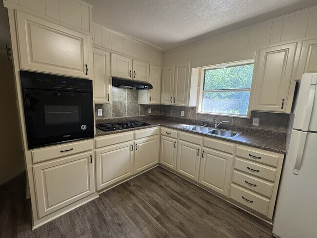 Building Photo - Good looking, updated 2 bedroom close to c...