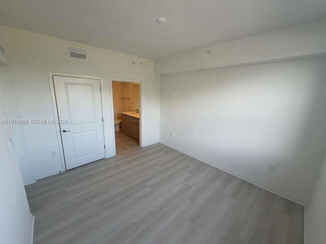 Foto del edificio - 5587 Millenia Park Blvd