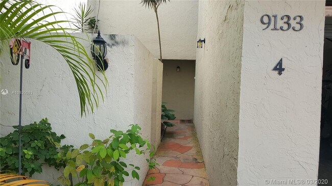 Building Photo - 9133 Fontainebleau Blvd