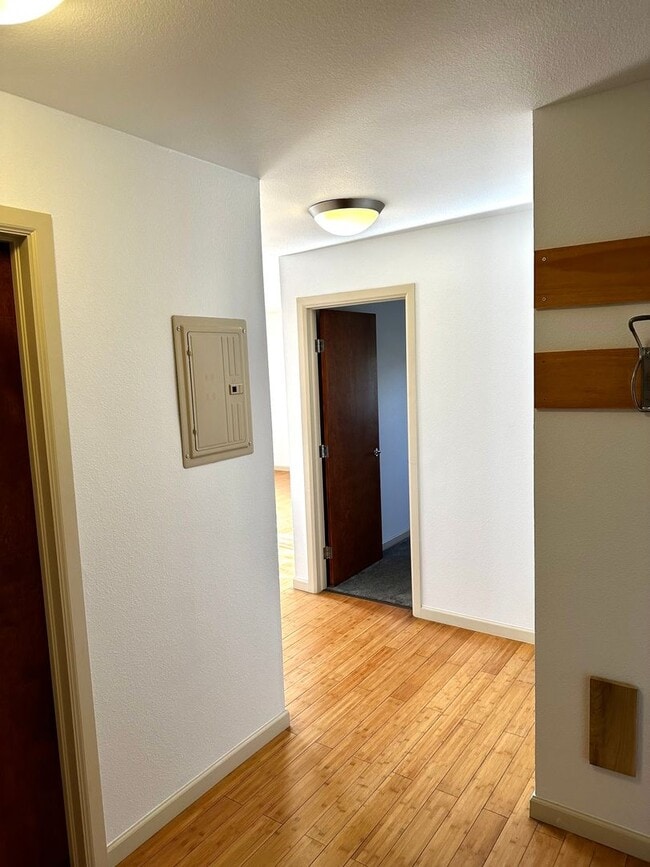 Building Photo - Prime Location Condo: Bright 1 Bed, 1 Bath...