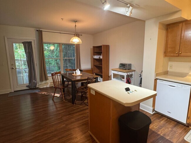 Foto del edificio - Spacious Furnished 3-Bedroom Condo – All U...
