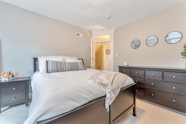 Foto del edificio - 1497 Belmont Ave