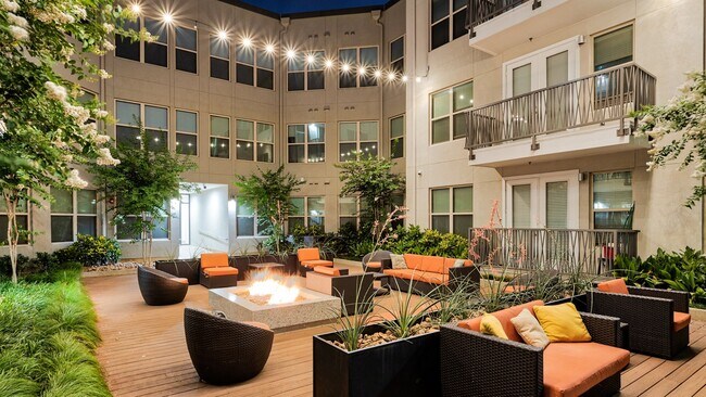 Un complejo de apartamentos de lujo ubicado en el Distrito Médico de Dallas - Windsor West Lemmon