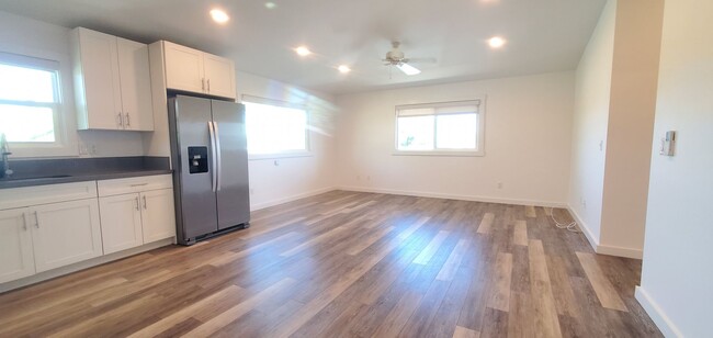 Building Photo - Spacious 2 bed, 1 bath upgraded unit in Ka...