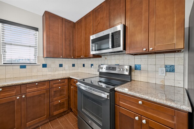 Building Photo - 6115 Shadow Isle Ln