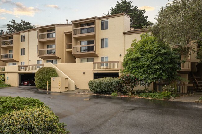 Foto del edificio - Peaceful Forest-View Condo with Fireplace & Private Balcony in Golden Oaks