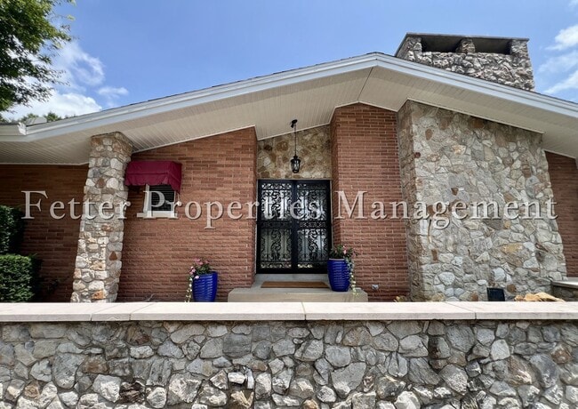 Building Photo - Riverfront Living with Mid-Century Flair