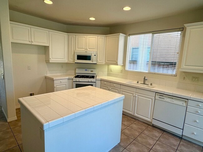 Building Photo - Beautiful 4bd 2.5ba  Murrieta Home with large yard!