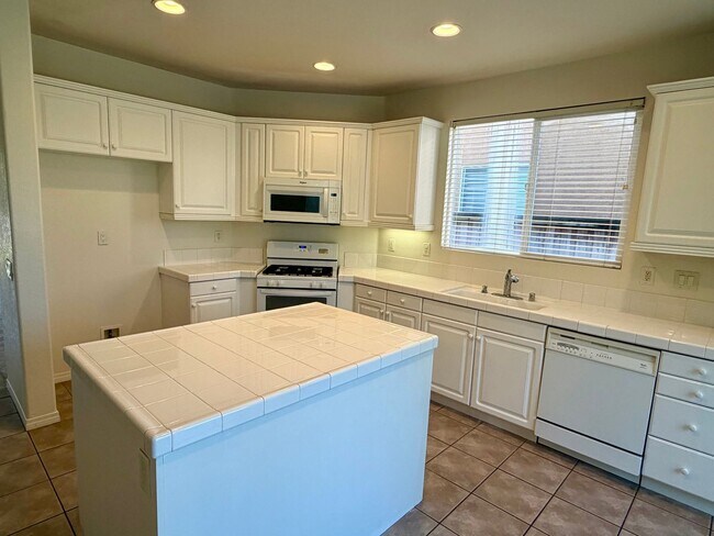 Foto del edificio - Beautiful 4bd 2.5ba  Murrieta Home with large yard!